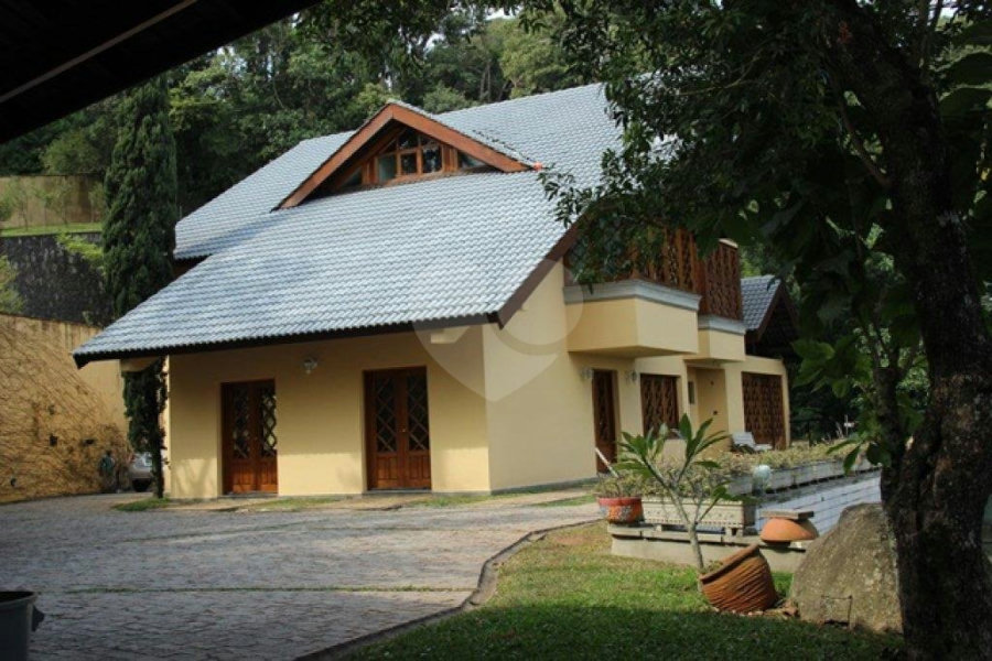 Sobrado à venda com 7 quartos, sendo 5 suítes, no Centro, Mairiporã, SP