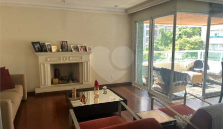 Apartamento à venda com 3 suítes em Real Parque, São Paulo, SP