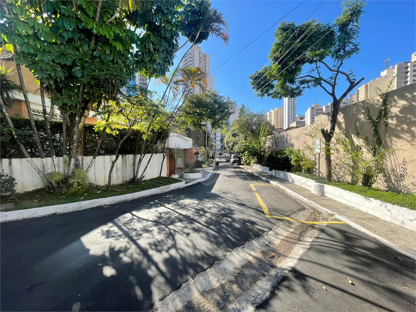 Casa à venda com 4 suítes no condomínio Fechado, São Paulo - SP