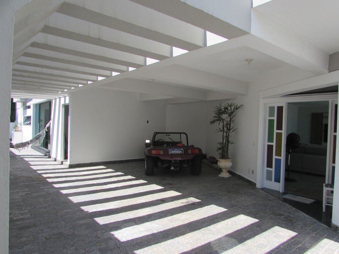 Casa de Alto Padrão com 5 Suítes e Lazer Completo– Guarujá