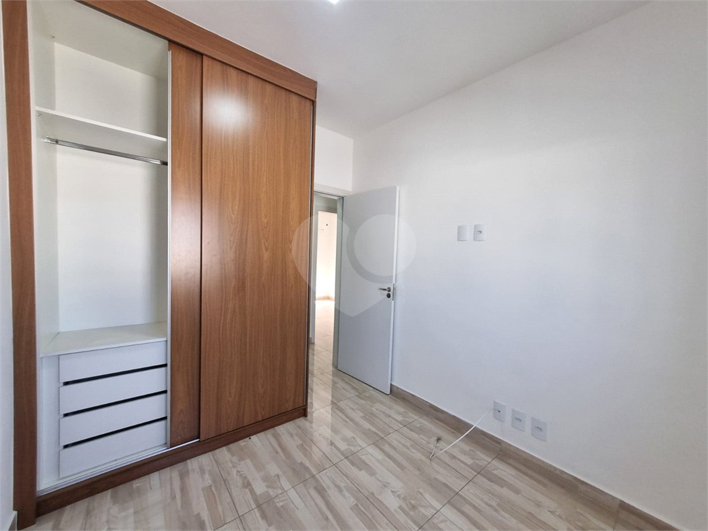 Casa à venda com 3 quartos, sendo 1 suíte, no condomínio Residencial Américo Figueiredo, Sorocaba - SP