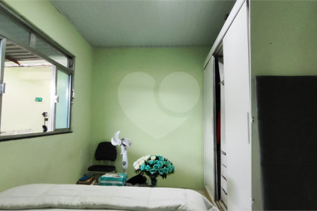 Casa à venda com 5 quartos, sendo 3 suítes, no condomínio Village Texeira Campos, Rio de Janeiro - RJ