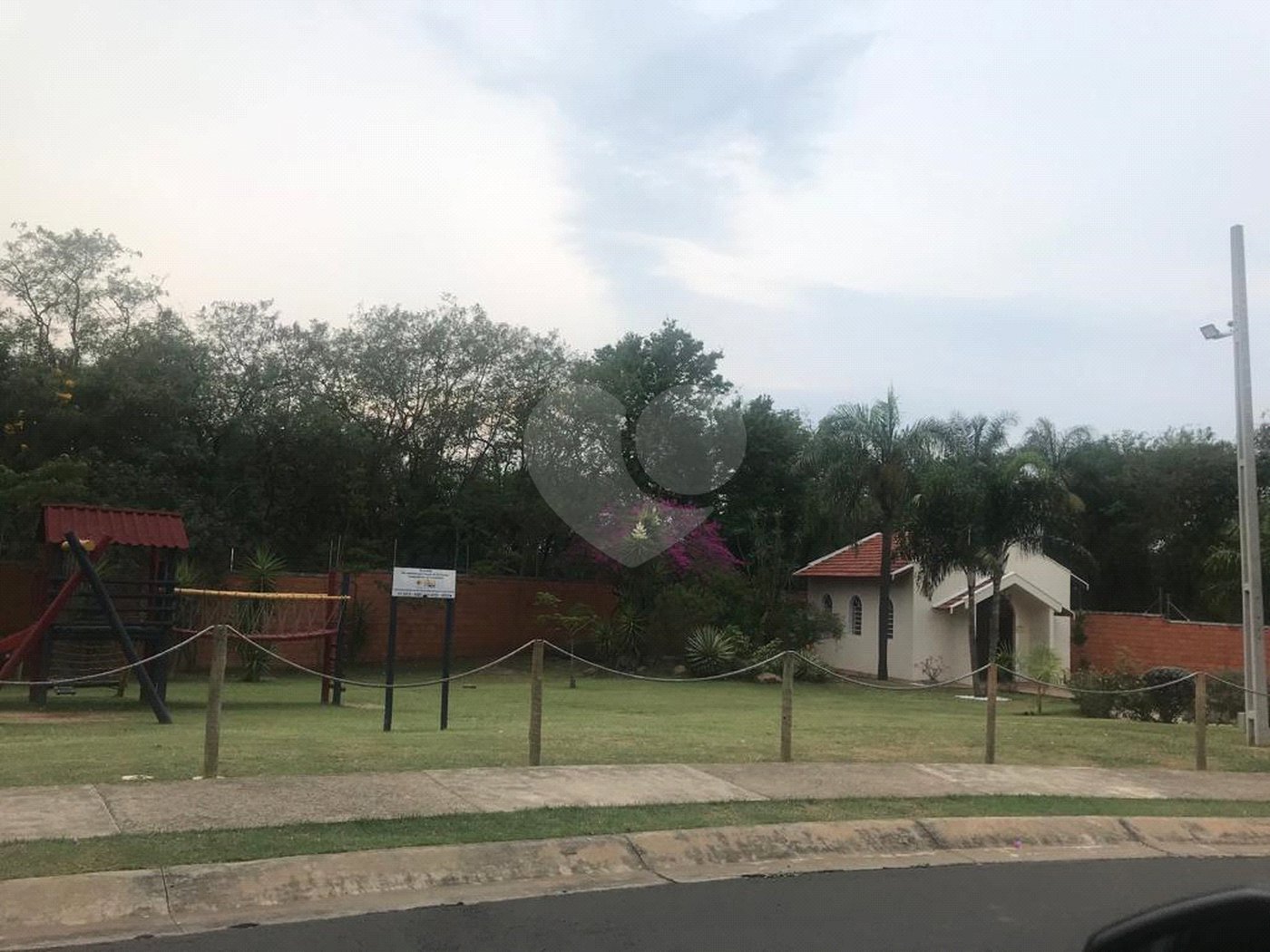 Casa à venda com 3 quartos, sendo 1 suíte, no condomínio Village Moutonnée, Salto - SP