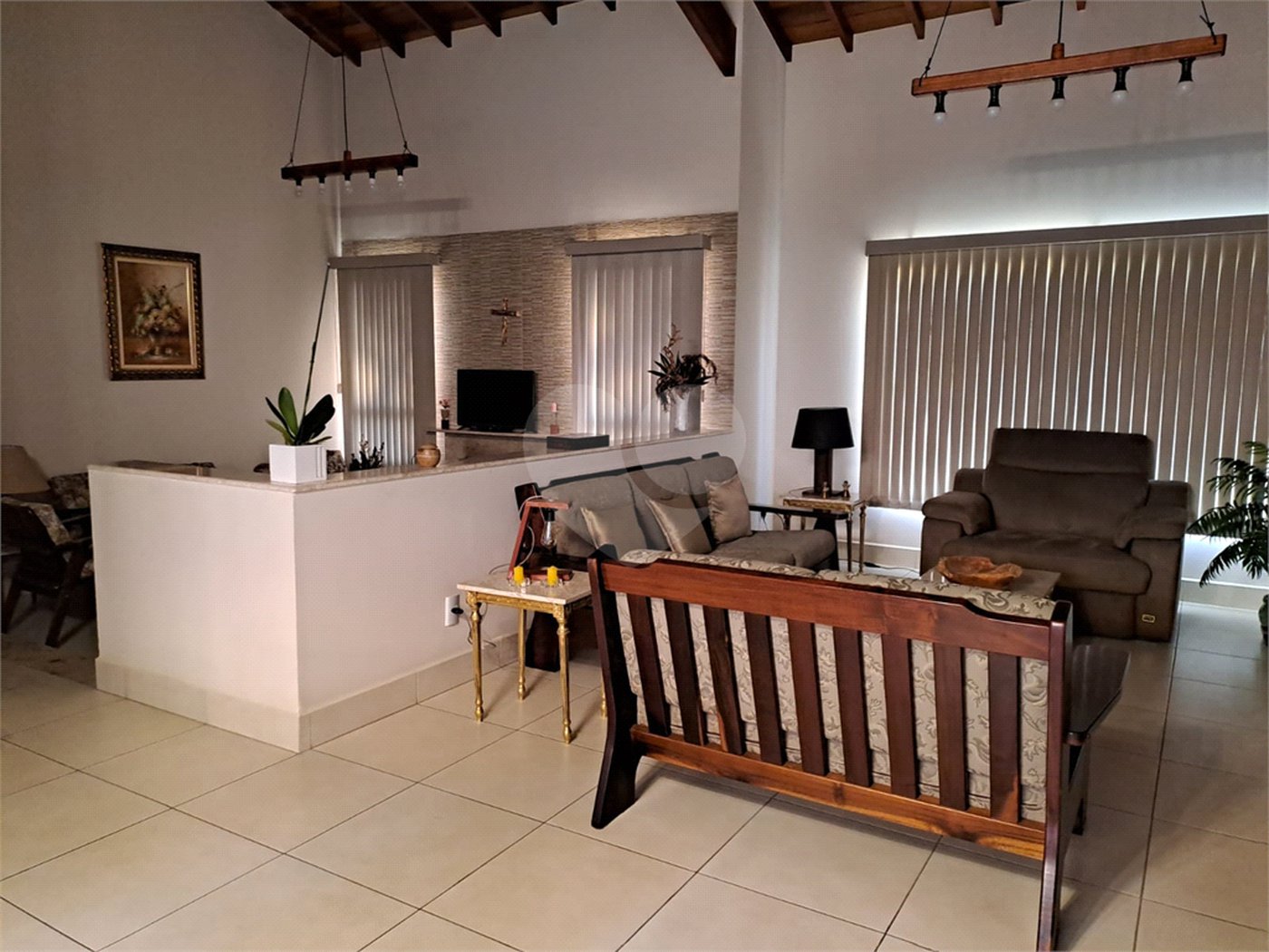 Casa à venda com 3 quartos, sendo 1 suíte, no condomínio Estância Marambaia, Vinhedo - SP