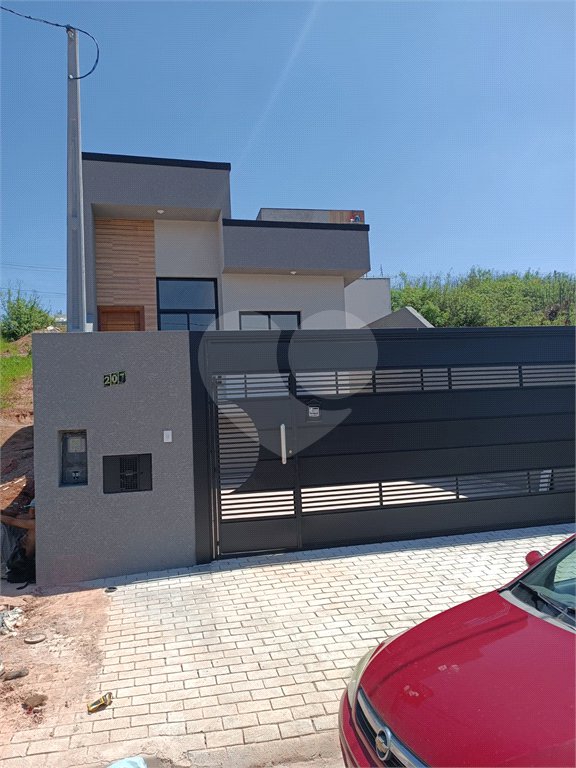 Casa à venda com 3 quartos, sendo 1 suíte, no condomínio Residencial Jardins da Catalunha, Atibaia - SP