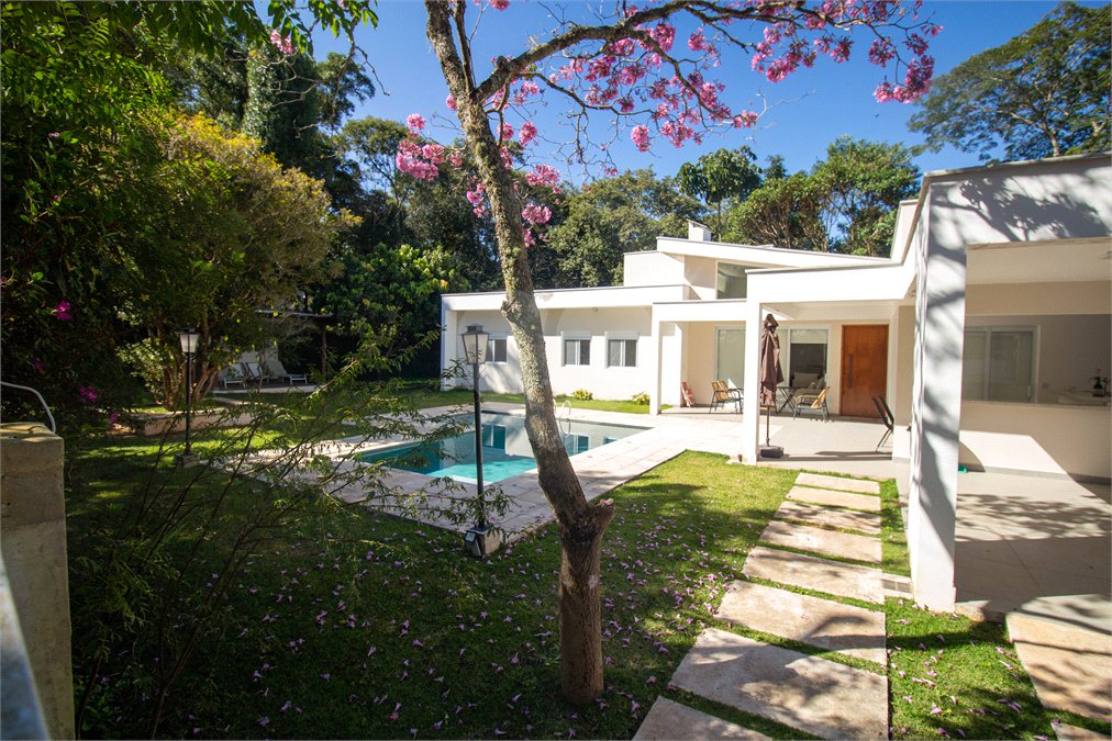 Casa à venda com 4 quartos, sendo 1 suíte,  no condomínio Sítio das Hortências, São Roque - SP