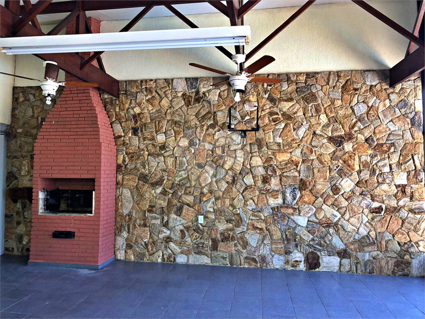 Casa à venda com 4 quartos, sendo 2 suítes, no condomínio Estância Marambaia, Vinhedo - SP