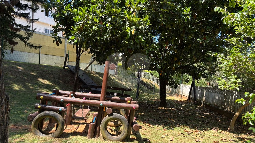Sobrado à venda com 3 quartos, sendo 1 suíte, no condomínio Villagio da Granja, Cotia - SP