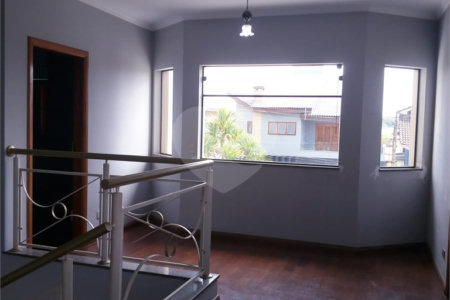 Casa à venda com 4 quartos, sendo 3 suítes, no condomínio Arujá 5, Arujá - SP