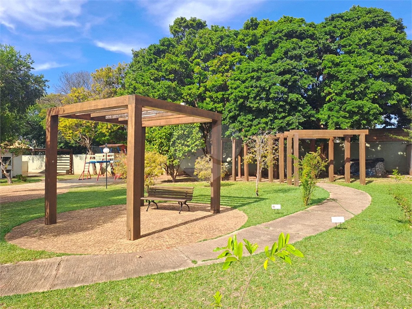Linda Casa 3 dormitórios com piscina - R$ 950.000,00