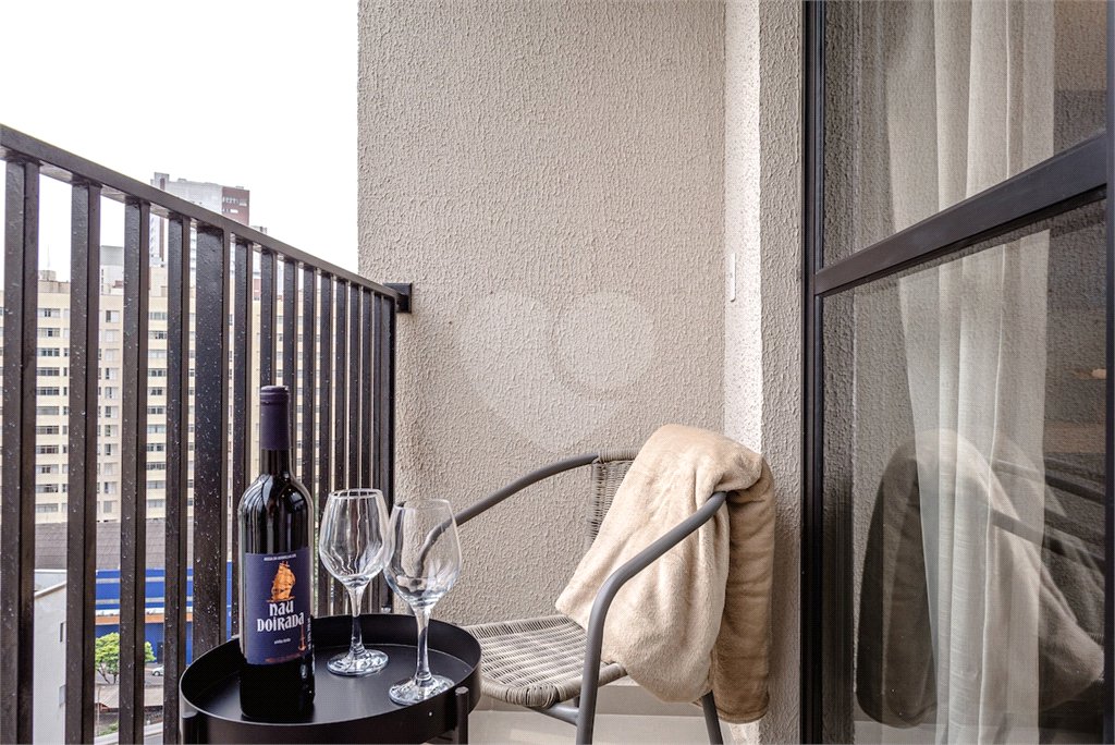 Studio à venda – 20 m² | Mobiliado | Bela Vista | Andar alto com varanda
