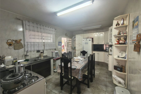 Linda Casa com Comercio ao lado independente.