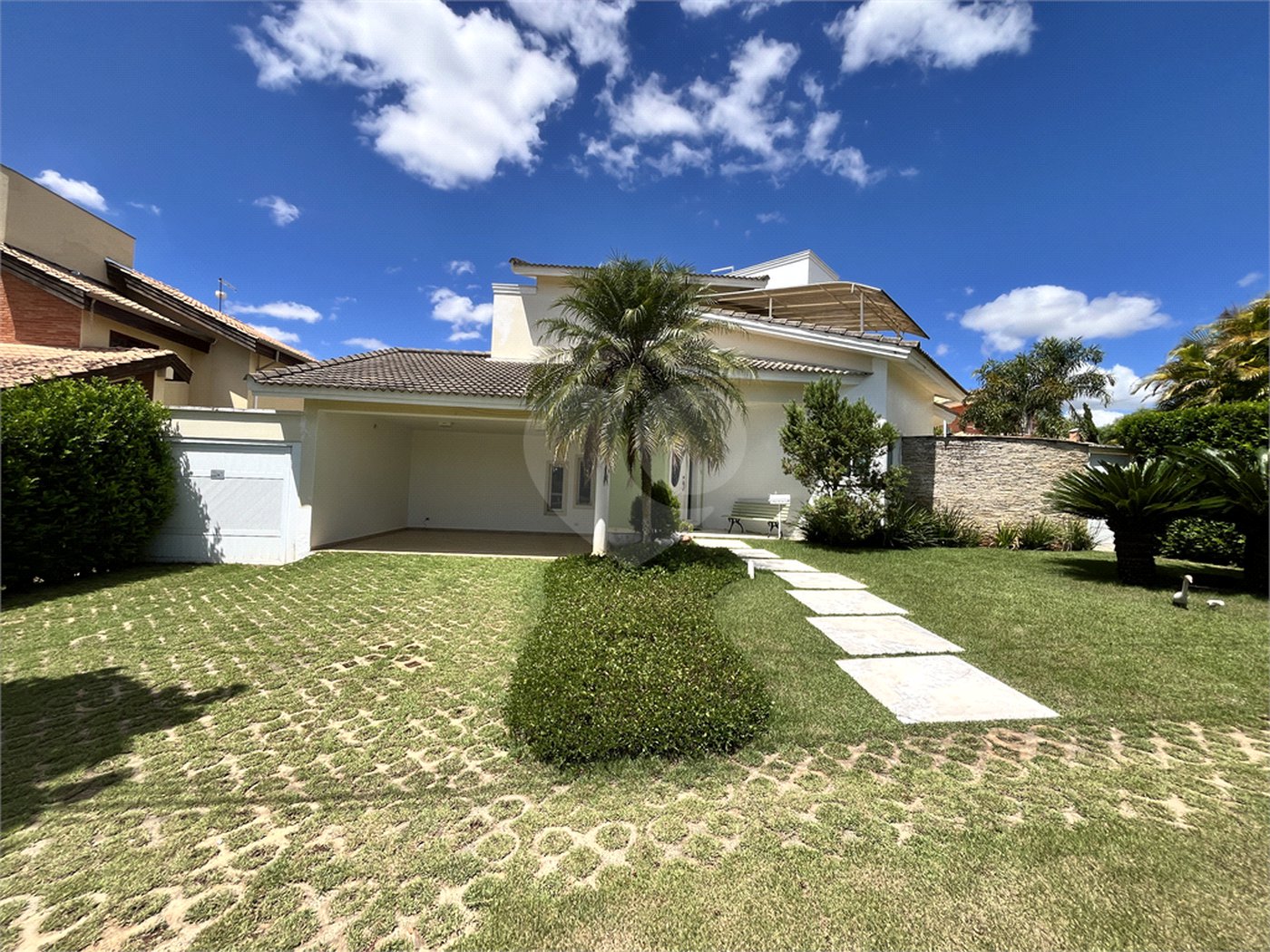 Casa à venda com 5 quartos, sendo 3 suítes,  no condomínio Village Saint Charbel, Araçoiaba da Serra - SP