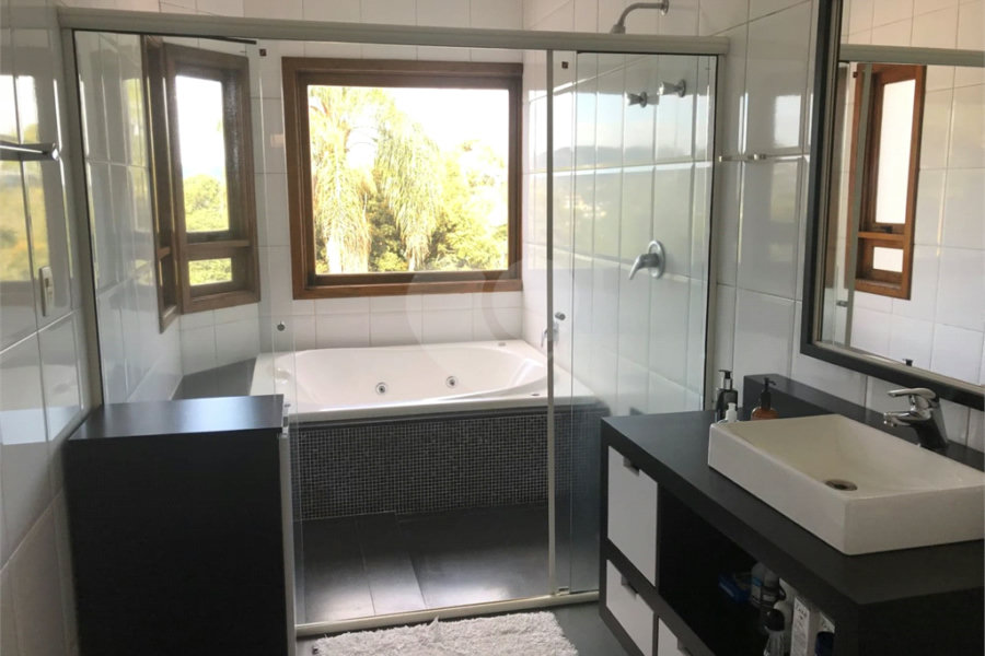 Casa à venda com 4 quartos, sendo 3 suítes, no condomínio Alpes da Cantareira, Mairiporã - SP