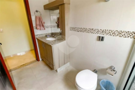 Sobrado à venda com 4 quartos, sendo 1 suíte,  em Vila Sônia, São Paulo, SP