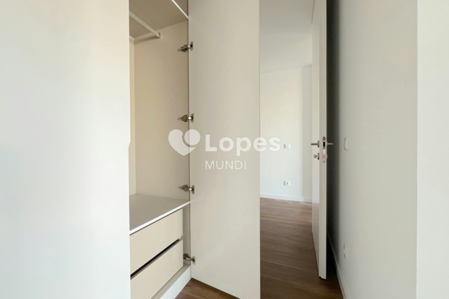 Apartamento T2 à venda em Águas Santas, Maia, Portugal – Varanda e garagem