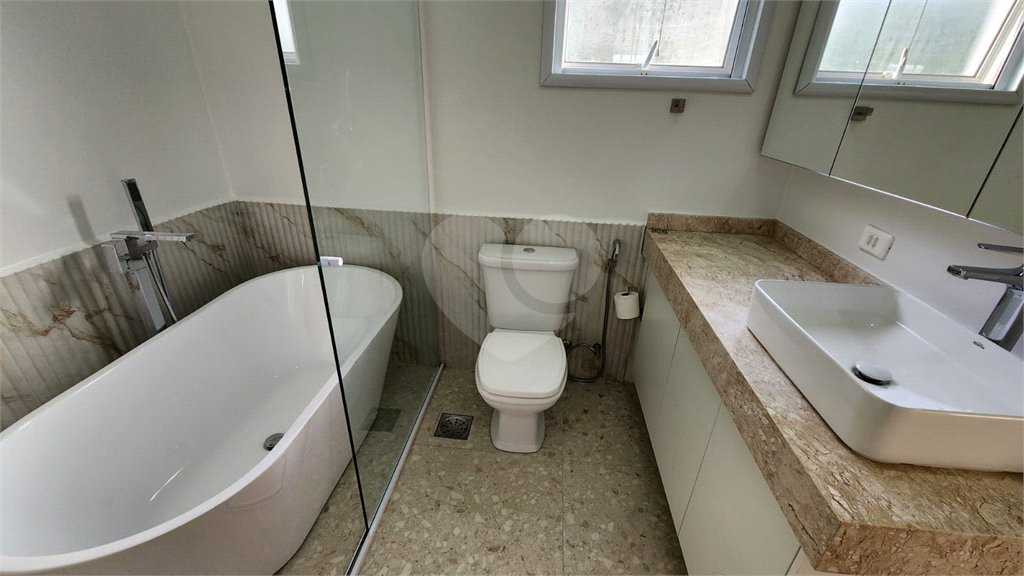 Casa à venda com 5 quartos, sendo 2 suítes, no condomínio Residencial Jardim Primavera, Louveira - SP