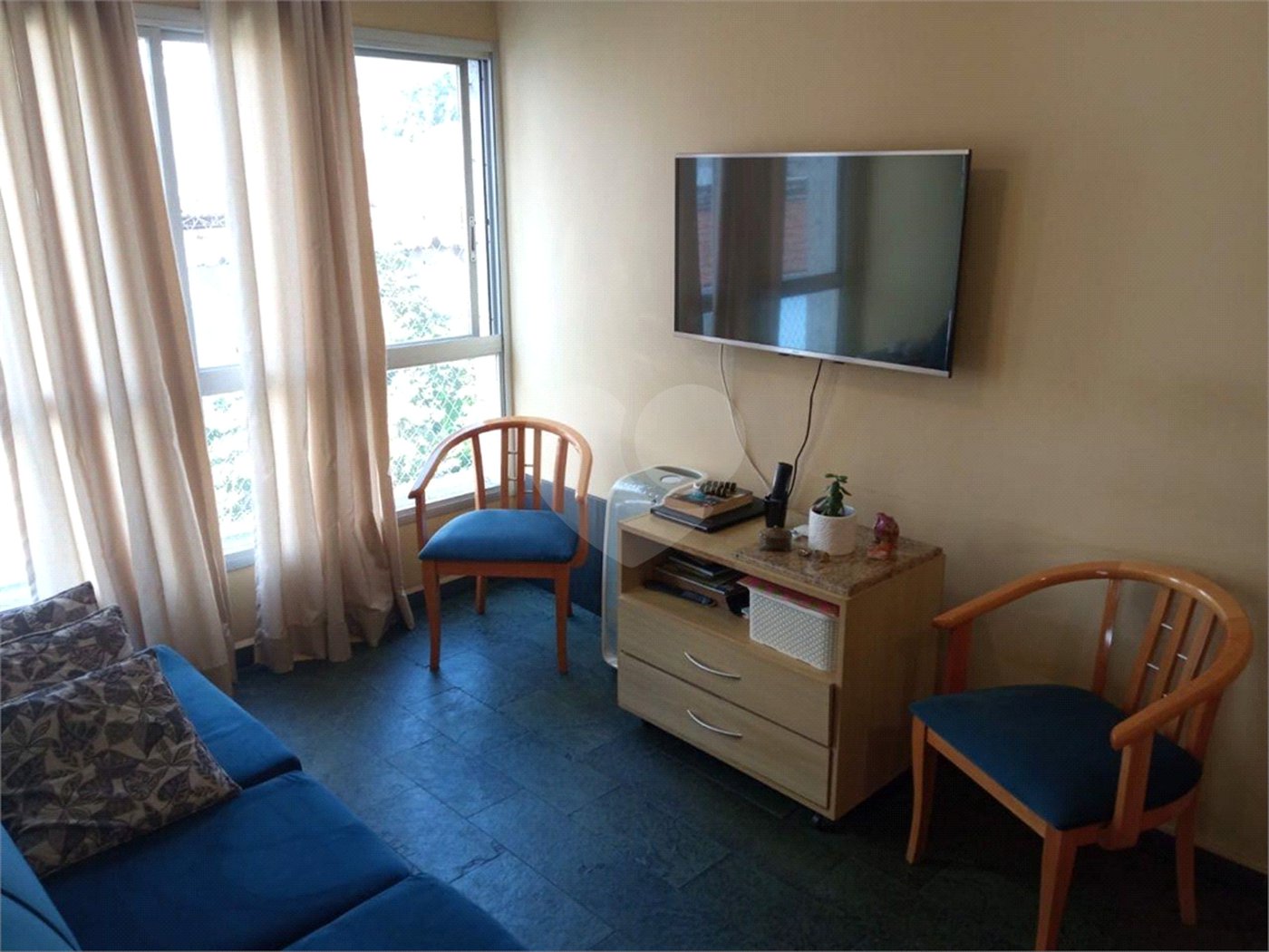 Lindo apartamento, muito bem conservado, com bom espaço interno.