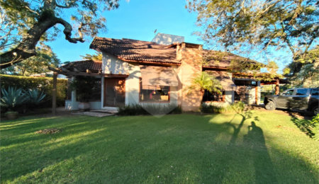 Casa à venda com 7 quartos, sendo 4 suítes, no condomínio Riviera de Santa Cristina XIII, Paranapanema - SP