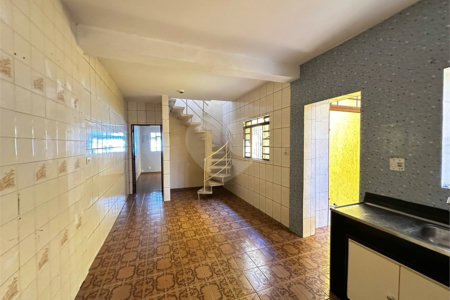 Sobrado à venda com 4 quartos, sendo 1 suíte, em Vila Amorim, Suzano, SP