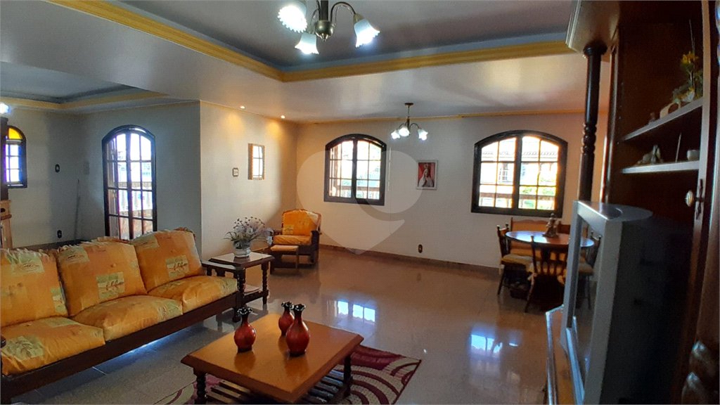 Casa à venda com 4 quartos, sendo 1 suíte, em Bangu, Rio de Janeiro, RJ