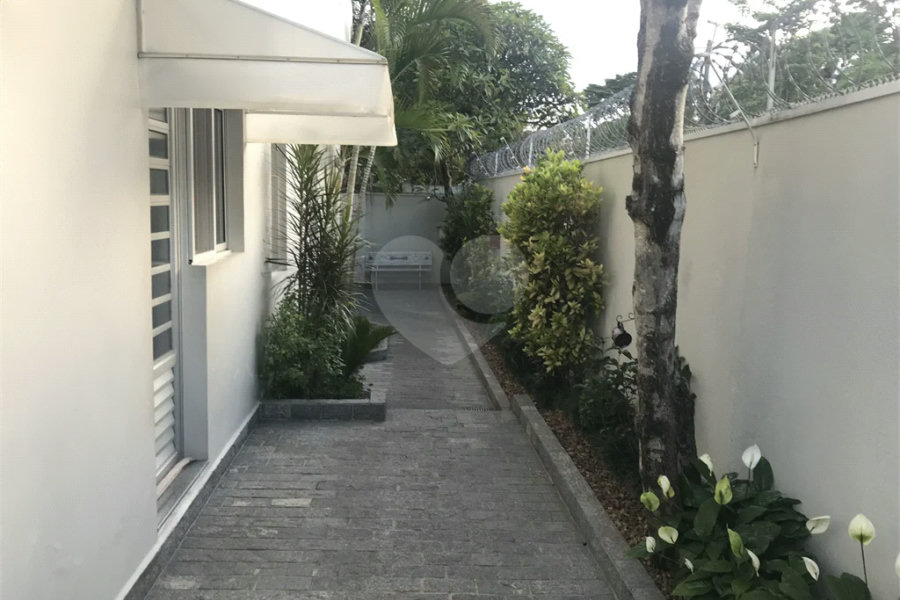 Sobrado à venda com 3 quartos, sendo 1 suíte, em Alto da Boa Vista, São Paulo, SP