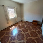 Casa térrea com 3 dormitórios, sendo 1 suíte.