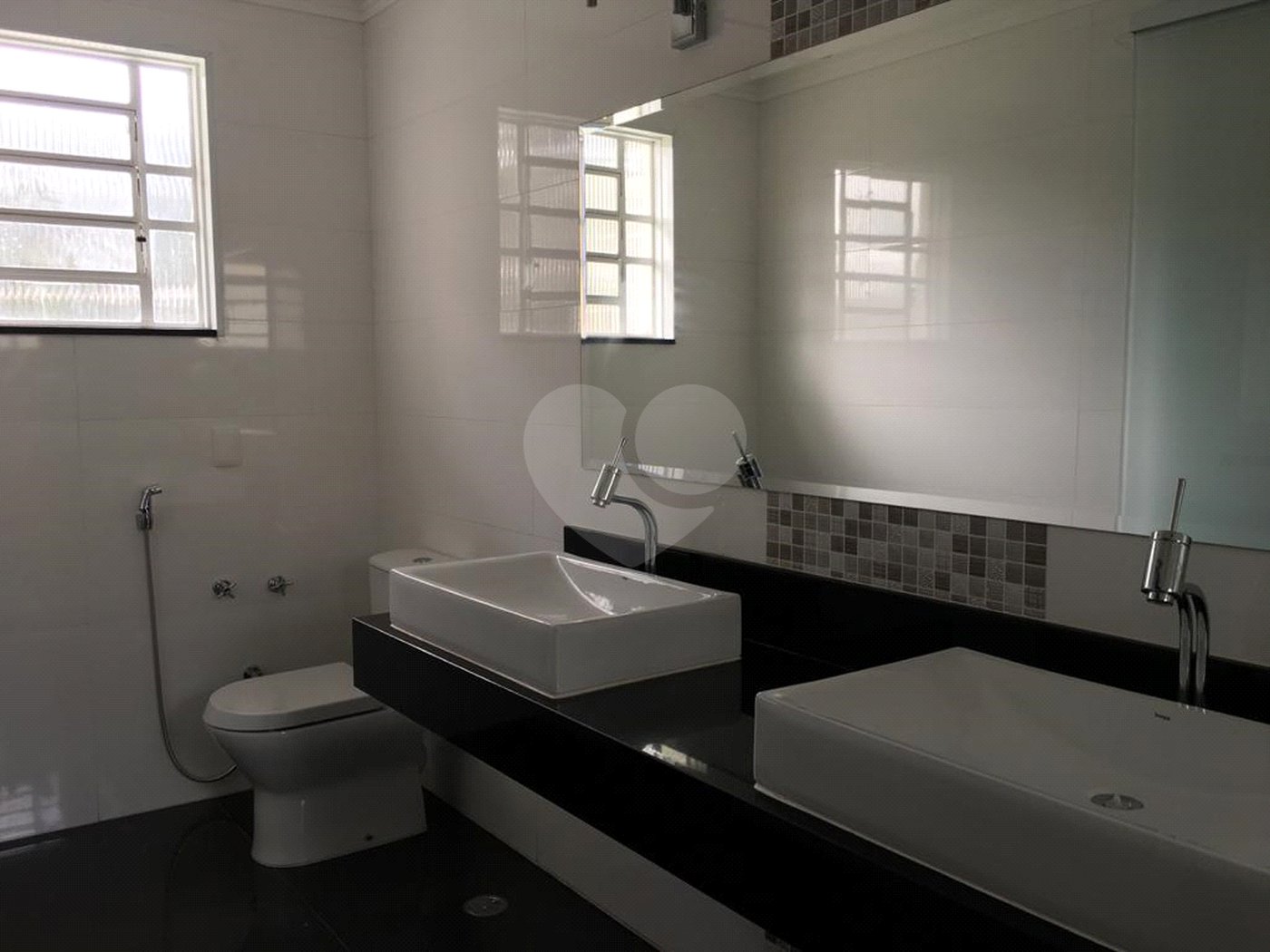 Sobrado à venda com 4 quartos, sendo 3 suítes,  em Tremembé, São Paulo, SP