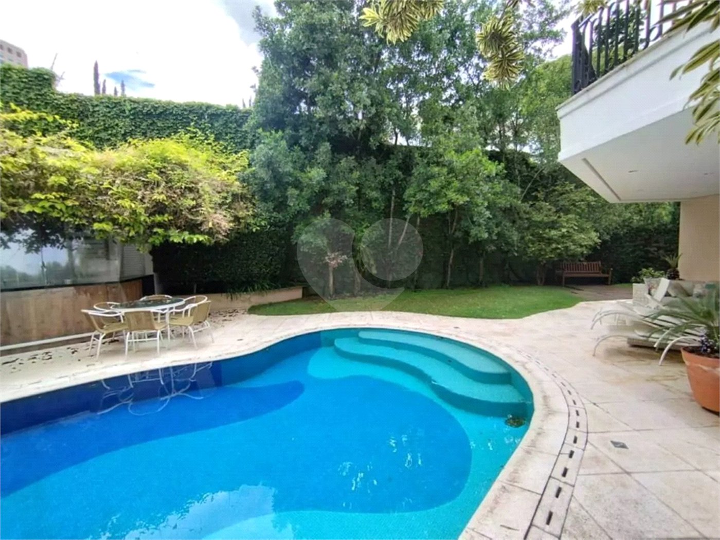 Casa à venda ou para alugar com 4 suítes no condomínio Solares Vila Europa, São Paulo - SP