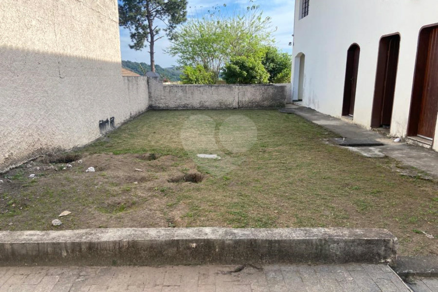Casa à venda com 5 quartos, sendo 4 suítes, no condomínio Vilarejo Estoril, Mairiporã - SP