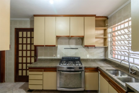 Sobrado à venda com 5 quartos, sendo 3 suítes, em Alto da Boa Vista, São Paulo, SP