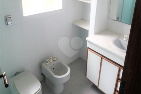 Sobrado à venda com 4 quartos, sendo 3 suítes, em Interlagos, São Paulo, SP