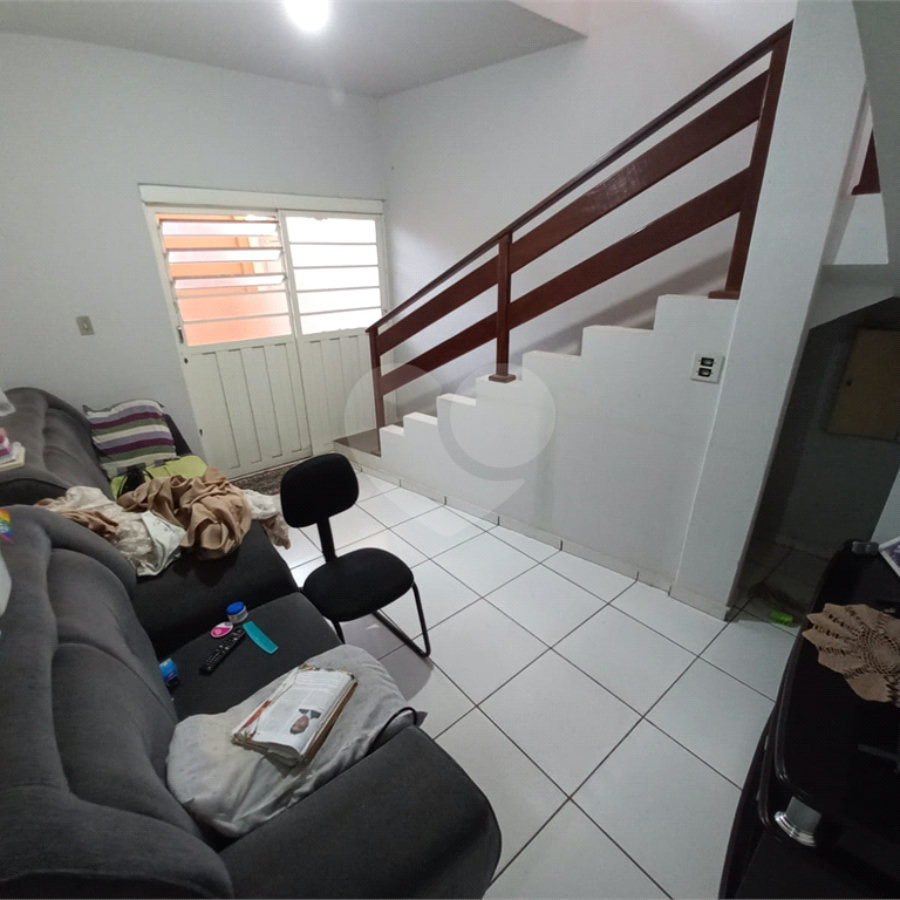 Sobrado à venda com excelente distribuição de espaços