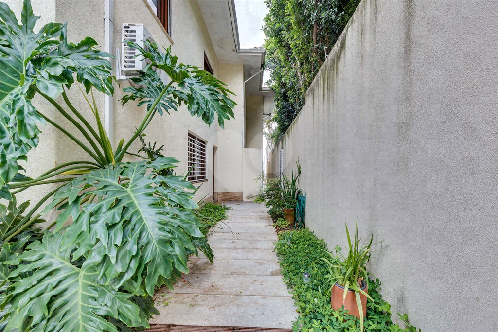 Sobrado à venda com 5 quartos, sendo 3 suítes, em Alto da Boa Vista, São Paulo, SP