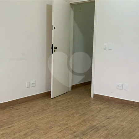 Temos Quatro Salas no Piso Superior sendo a Sala 3, com Ar Condicionado medindo 3,5m por 4m