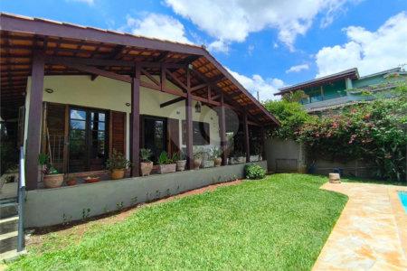 Casa à venda com 4 quartos, sendo 2 suítes, em Jardim Santa Bárbara, Atibaia, SP