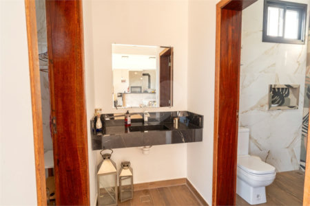 Casa à venda com 4 quartos, sendo 1 suíte, no condomínio Residencial Pinheiros do Lago, Alambari - SP