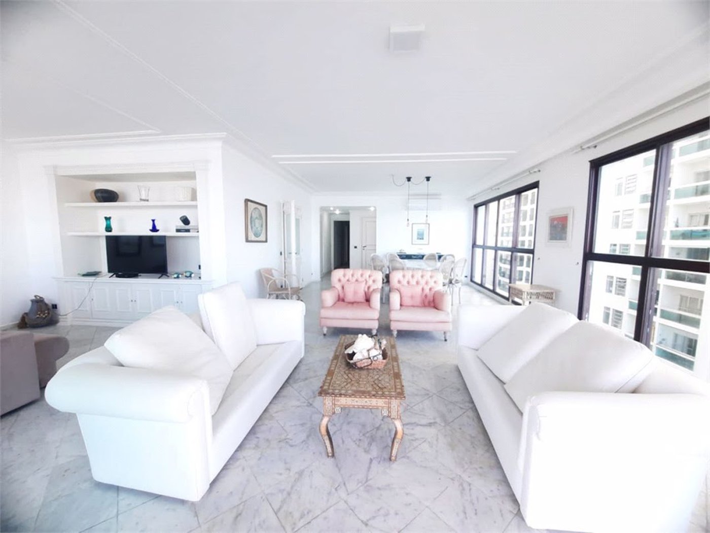 Apartamento Residencial à venda, Pitangueiras, Guarujá - AP0136.