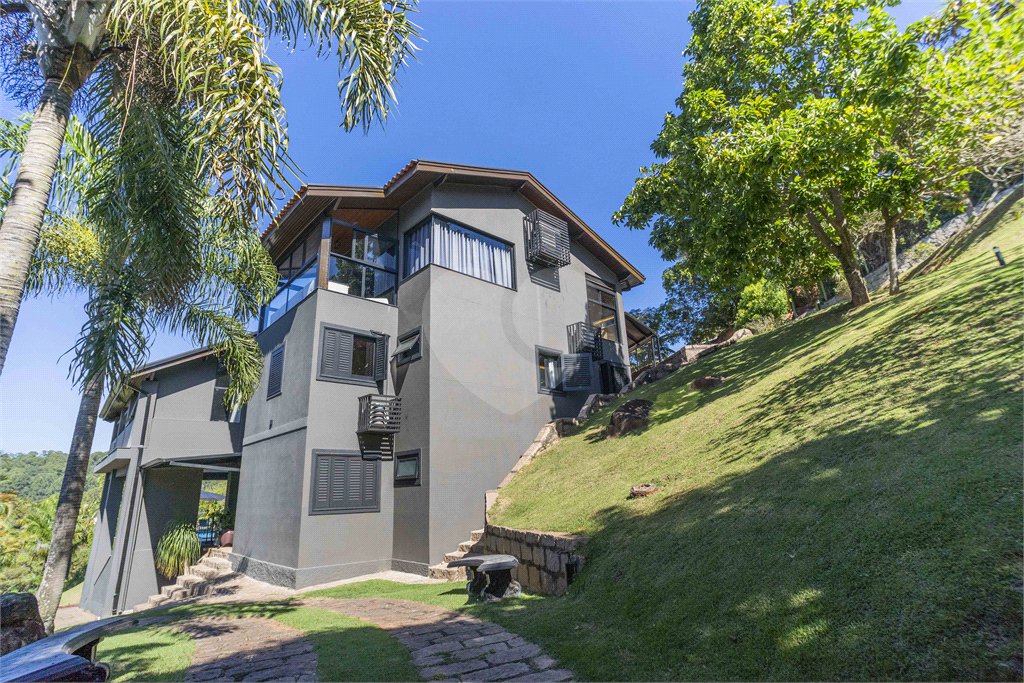 Casa à venda com 5 suítes no condomínio Vale da Santa Fé, Vinhedo - SP