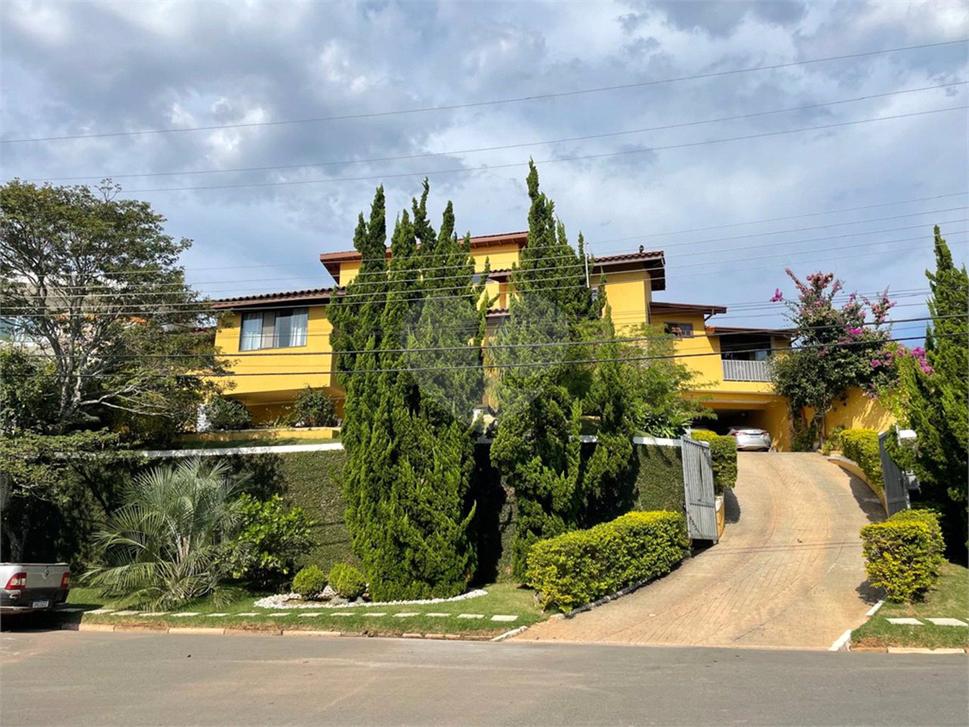 Casa à venda com 9 quartos, sendo 4 suítes, em Condomínio Flamboyant-b, Atibaia, SP