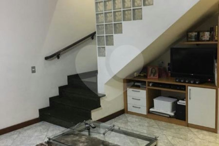 Casa à venda com 3 quartos, sendo 1 suíte, no condomínio Sobrado, São Paulo - SP