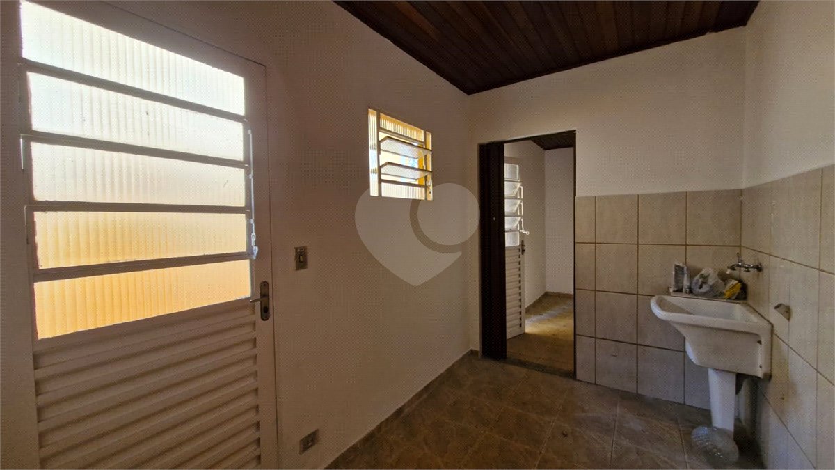 Casa para alugar com 3 quartos, sendo 1 suíte, no condomínio Santa Mônica, Atibaia - SP