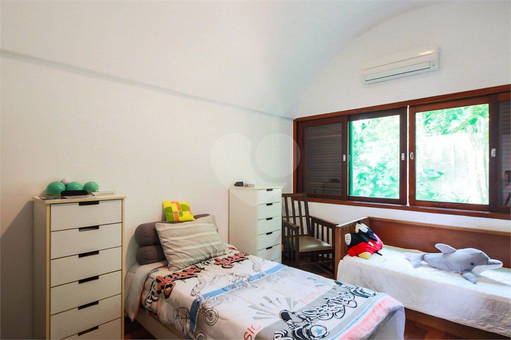 Casa à venda com 4 quartos, sendo 1 suíte,  em Interlagos, São Paulo, SP