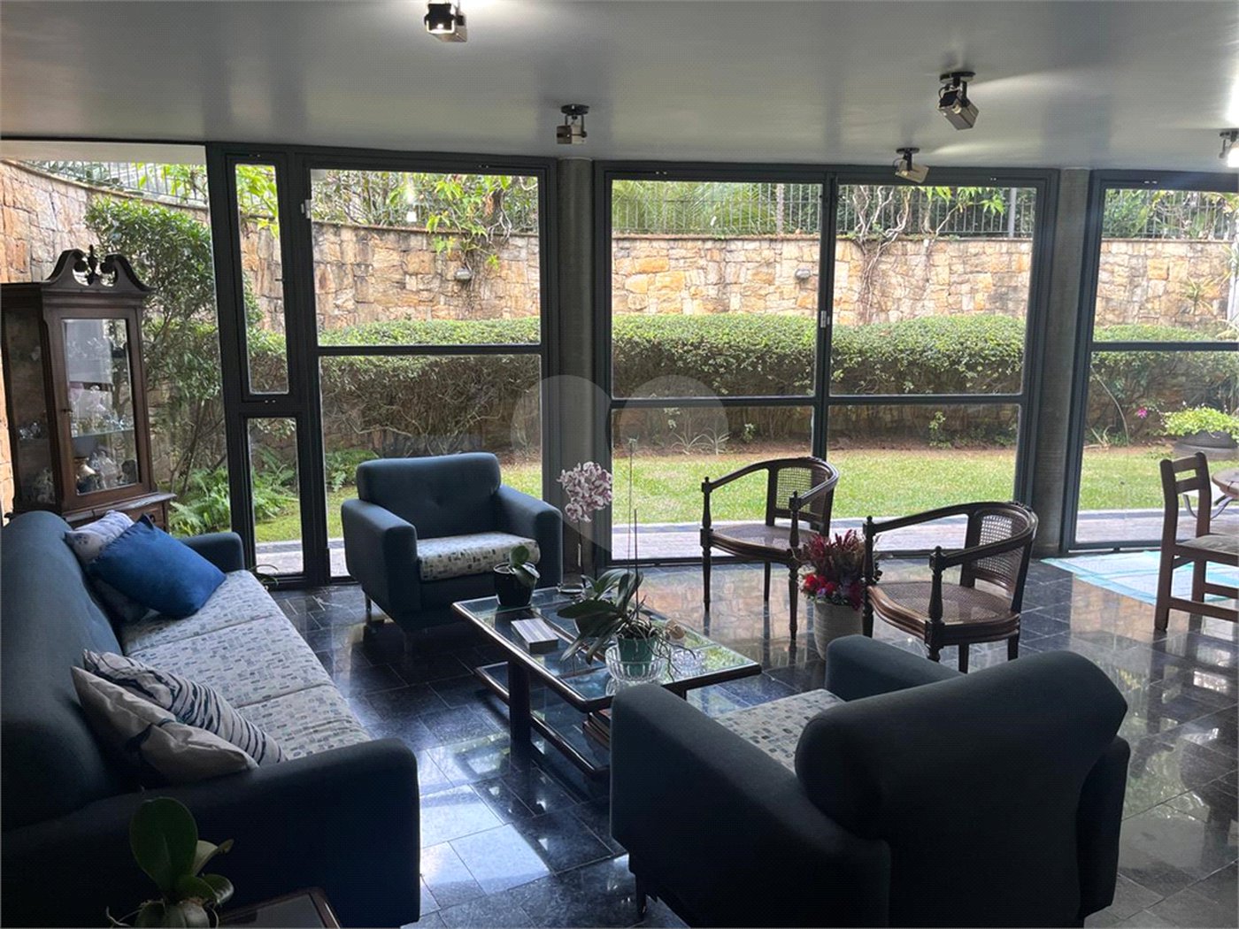 Casa à venda com 4 quartos, sendo 3 suítes, no condomínio Vitoria Regia, São Paulo - SP