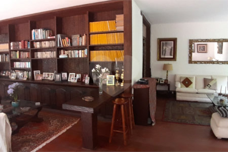 Sobrado à venda com 4 quartos, sendo 2 suítes, em Vila Madalena, São Paulo, SP