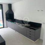 Casa à venda com 4 suítes no condomínio Figueira Garden, Atibaia - SP