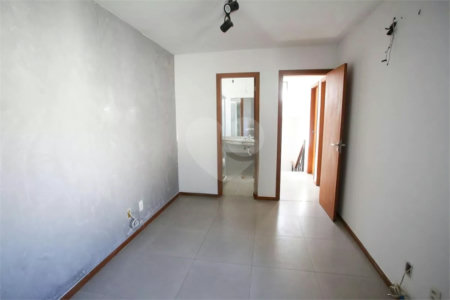 Casa à venda com 4 quartos, sendo 3 suítes, no condomínio Lícia de Alvarenga, Rio de Janeiro - RJ