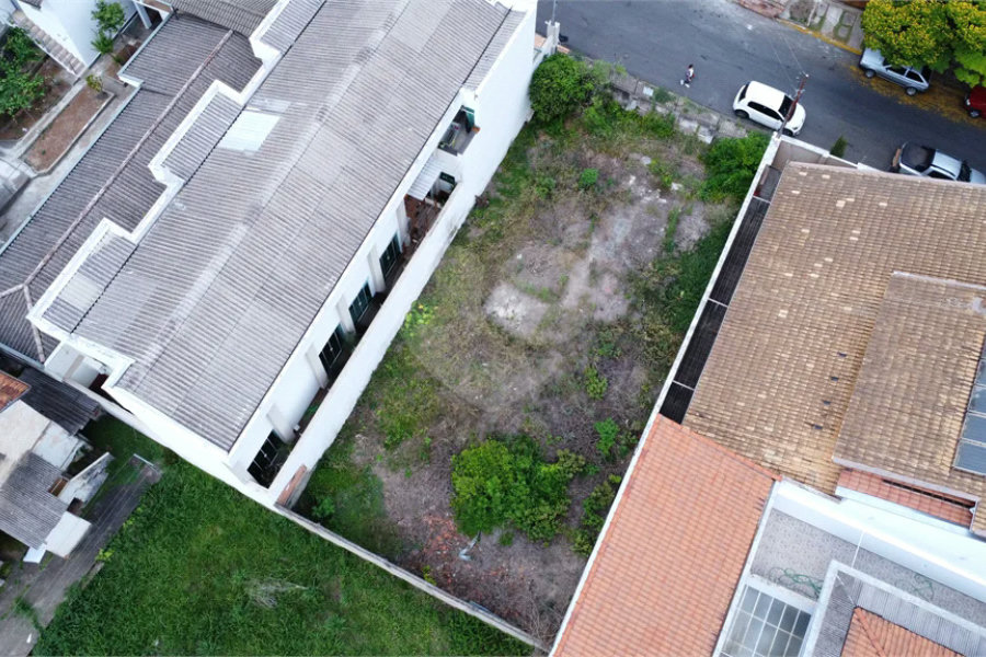 Terreno 300m² à Venda próximo ao centro á poucos metros da Avenida Champagnat