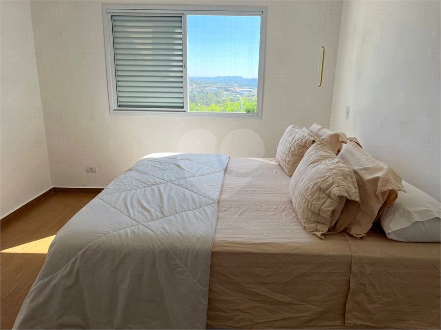 CASA TERREÁ COM 3 SUÍTES EM CONDOMÍNIO EM ATIBAIA