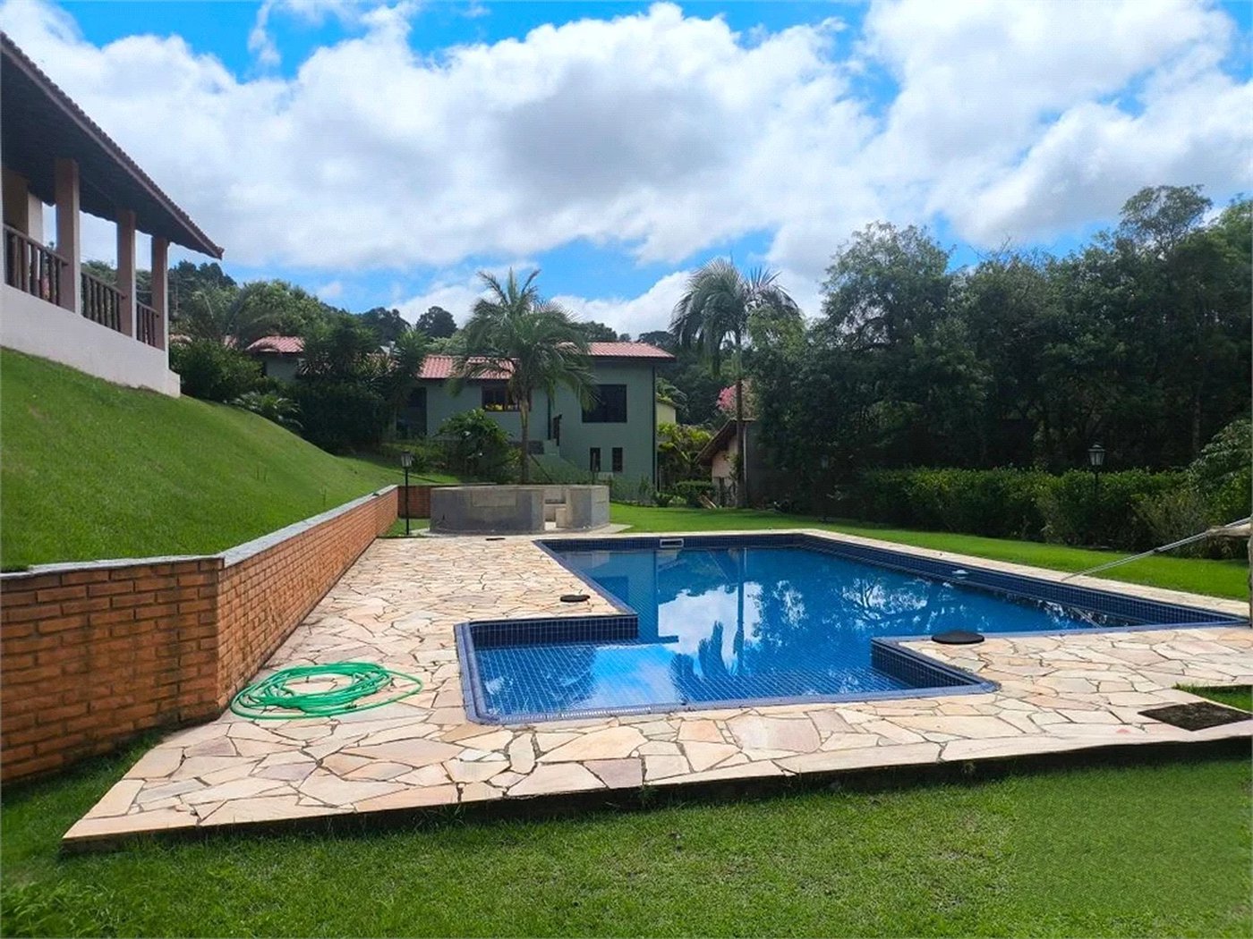 Casa à venda com 3 suítes no condomínio Granja Verediana, Ibiúna - SP